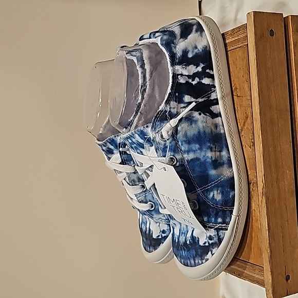 B Tye Dye Sneakers Scrunch back Blue White NWT Time and Tru - Picture 5 of 11